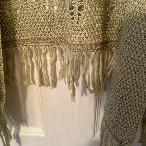 American Rag Cie solid color tan knit boho cardigan with fringe!  EUC! - Picture 7 of 9